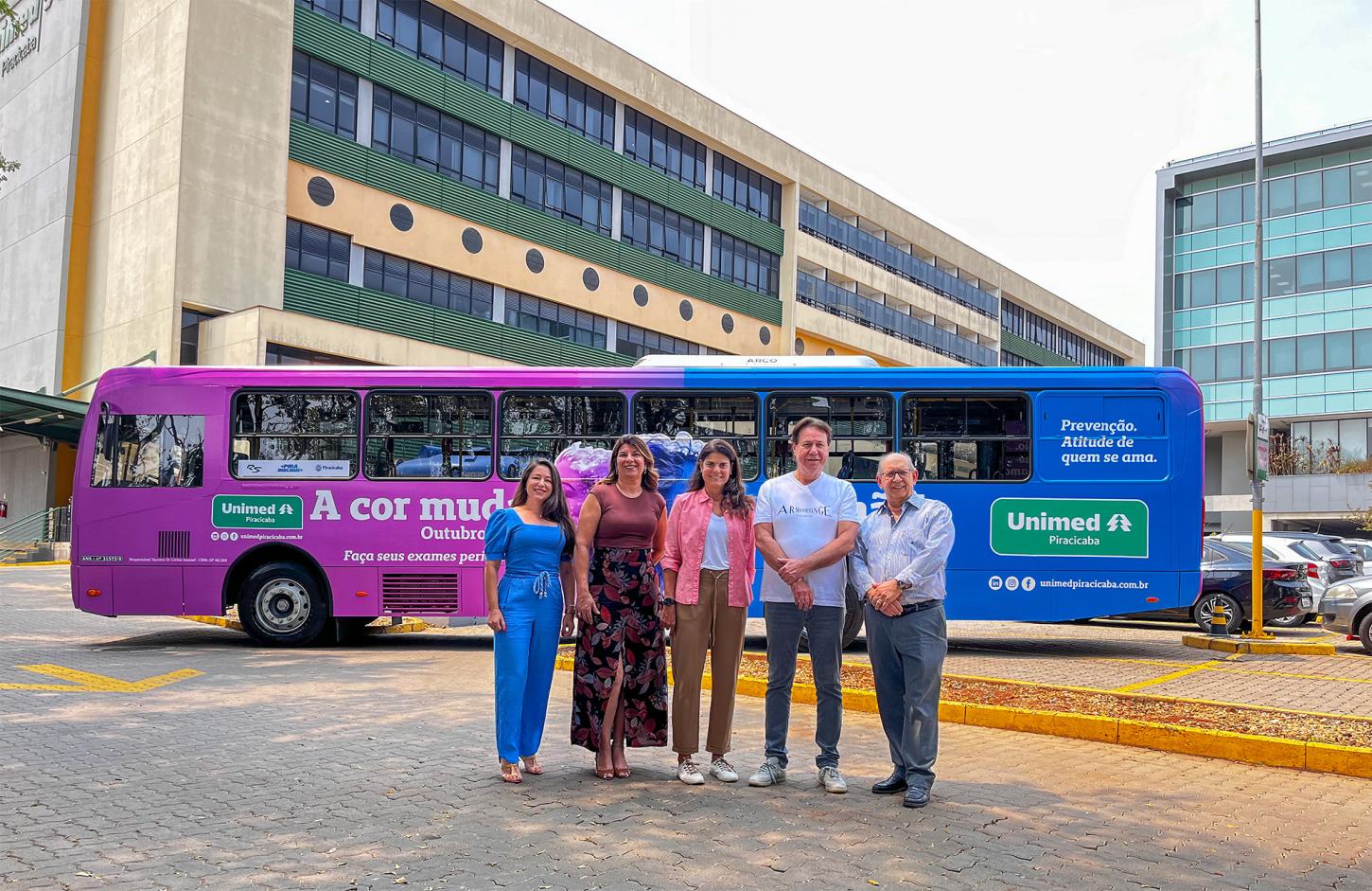 Prefeitura apoia movimentos Outubro Rosa e Novembro Azul com ônibus alusivo