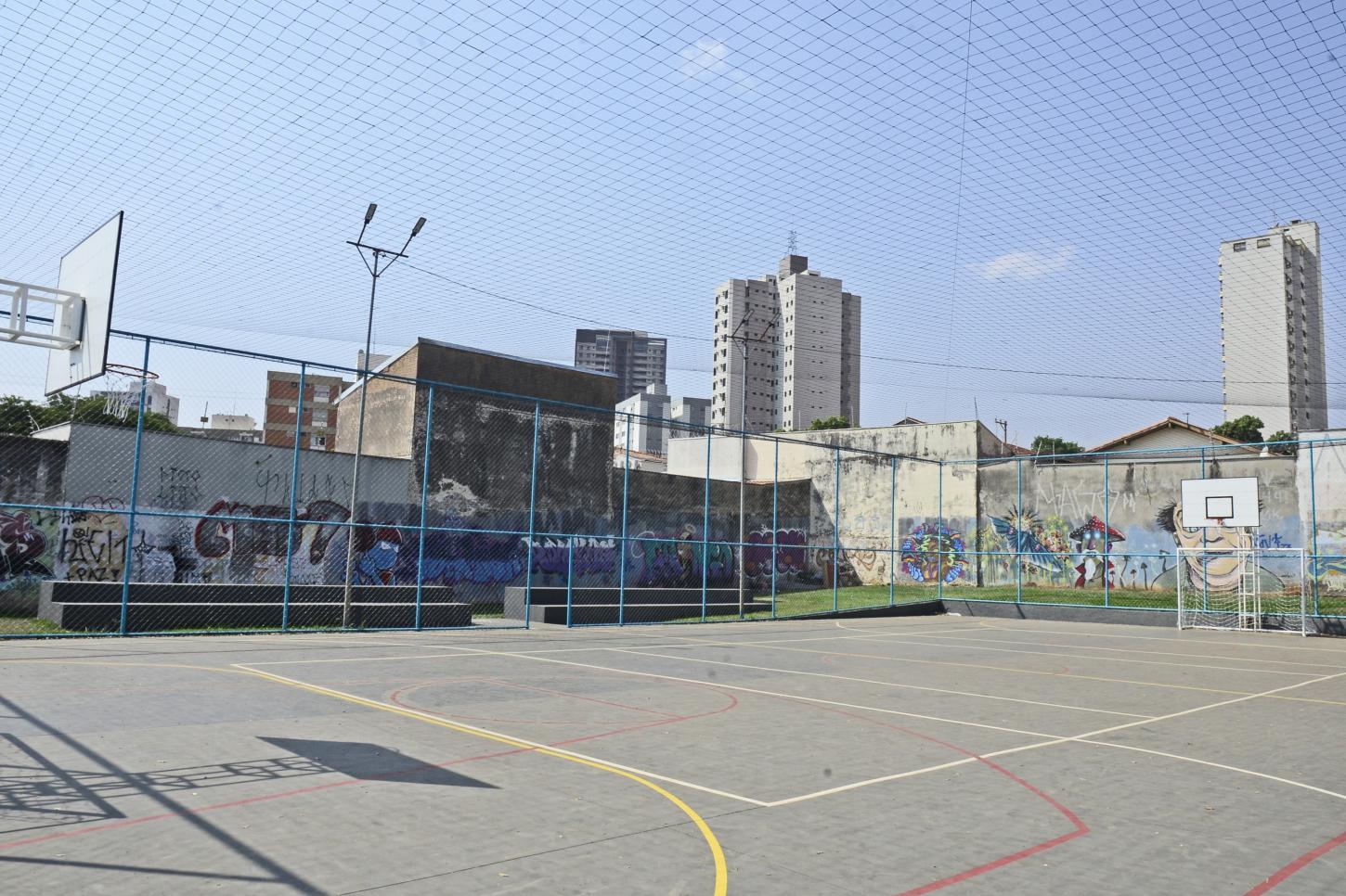 Prefeitura conclui reforma da quadra de esportes do Jardim Elite