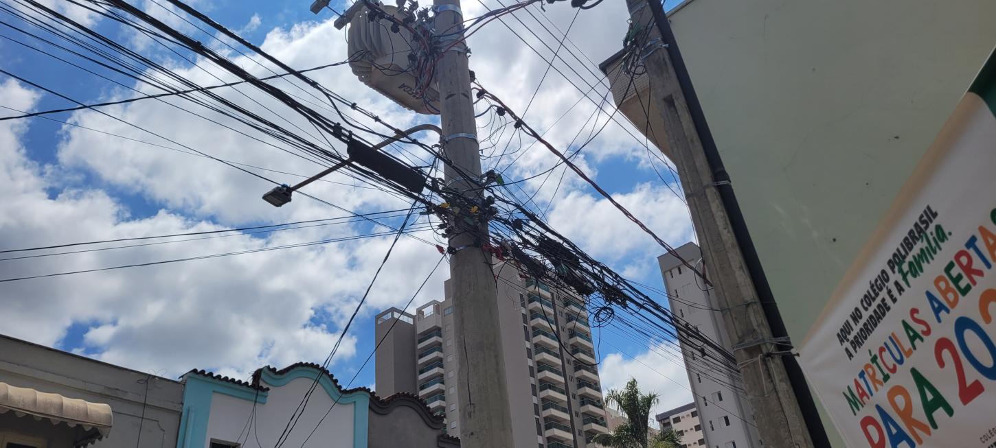Prefeitura cobra retirada de fios excedentes em postes na cidade