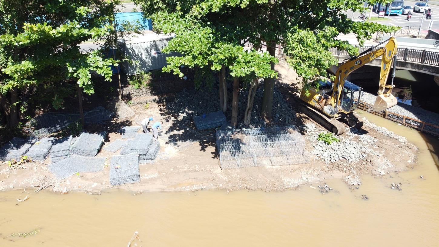 Prefeitura executa muro de gabião no rio Piracicaba, na saída do córrego Itapeva