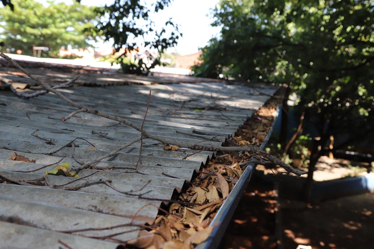 SME realiza serviços de limpeza e desobstrução de calhas nas escolas