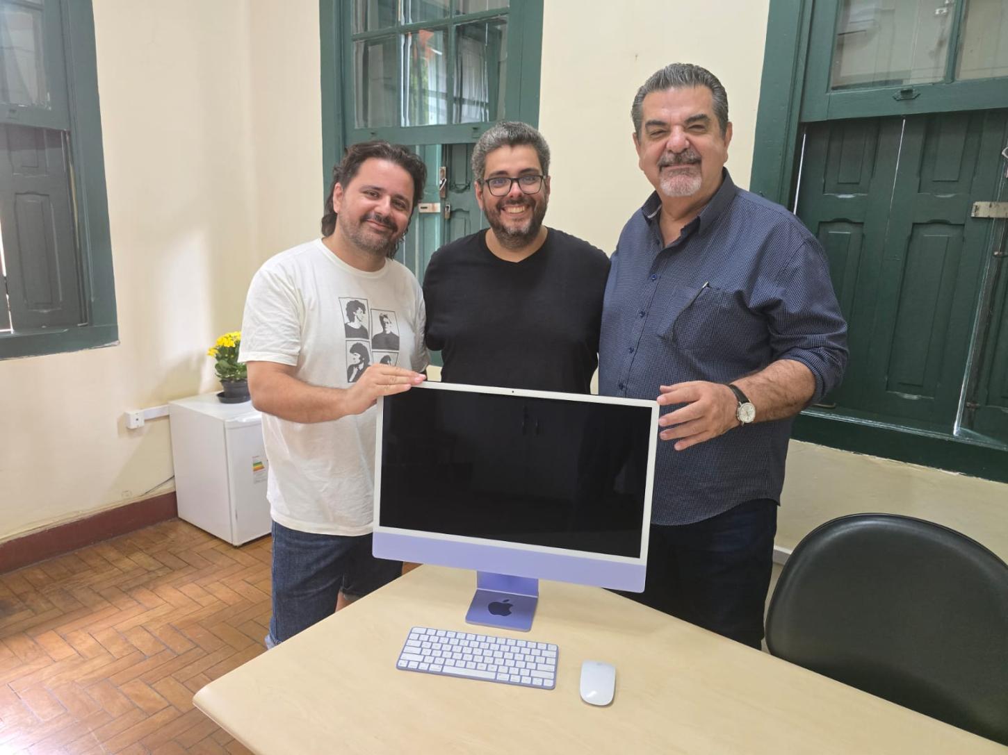 Associação doa computador para fortalecer o Salão de Humor de Piracicaba