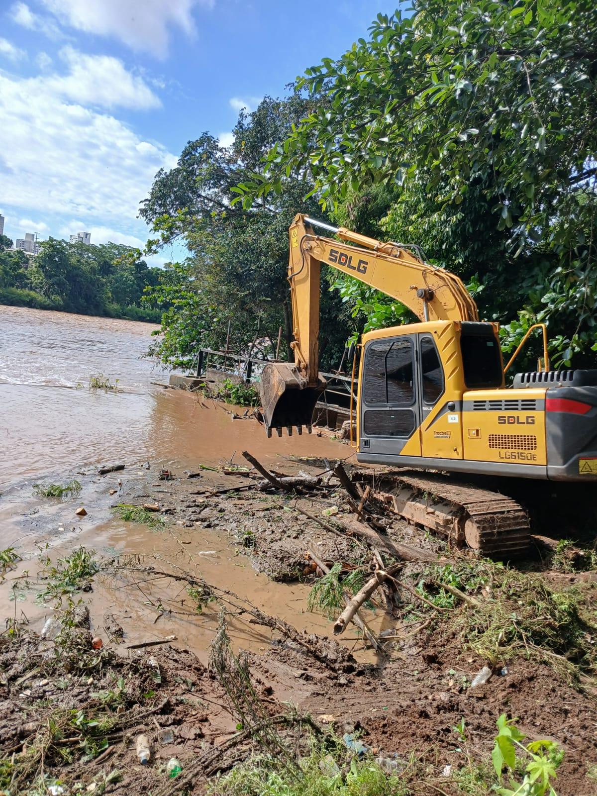 Força-tarefa da Prefeitura faz limpeza de comporta do Canal do Mirante