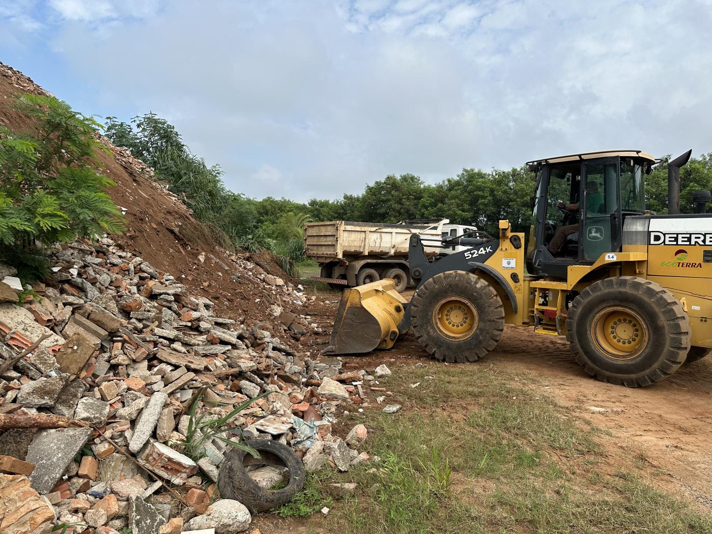 Prefeitura inicia limpeza da Central de Obras II