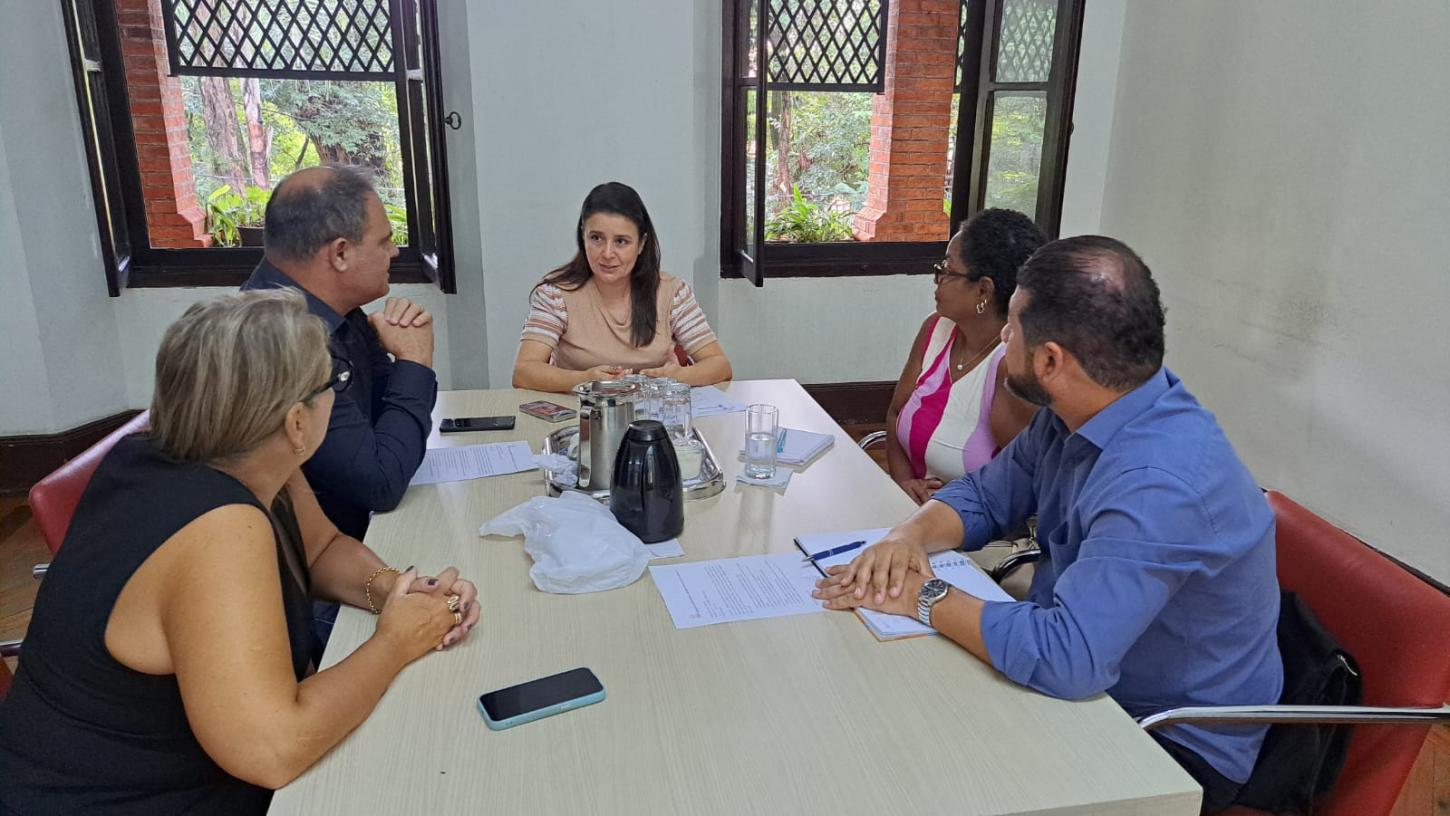 Secretária de Turismo recebe vereadores para ouvir propostas para o setor