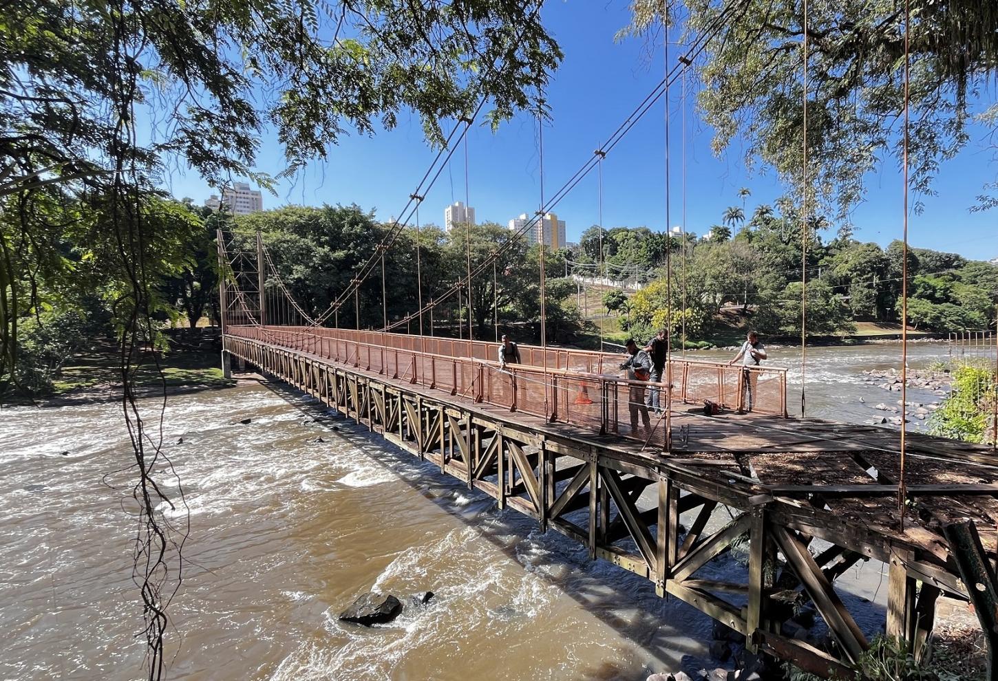 Prefeitura inicia manutenção da passarela Pênsil, com substituição de tábuas danificadas
