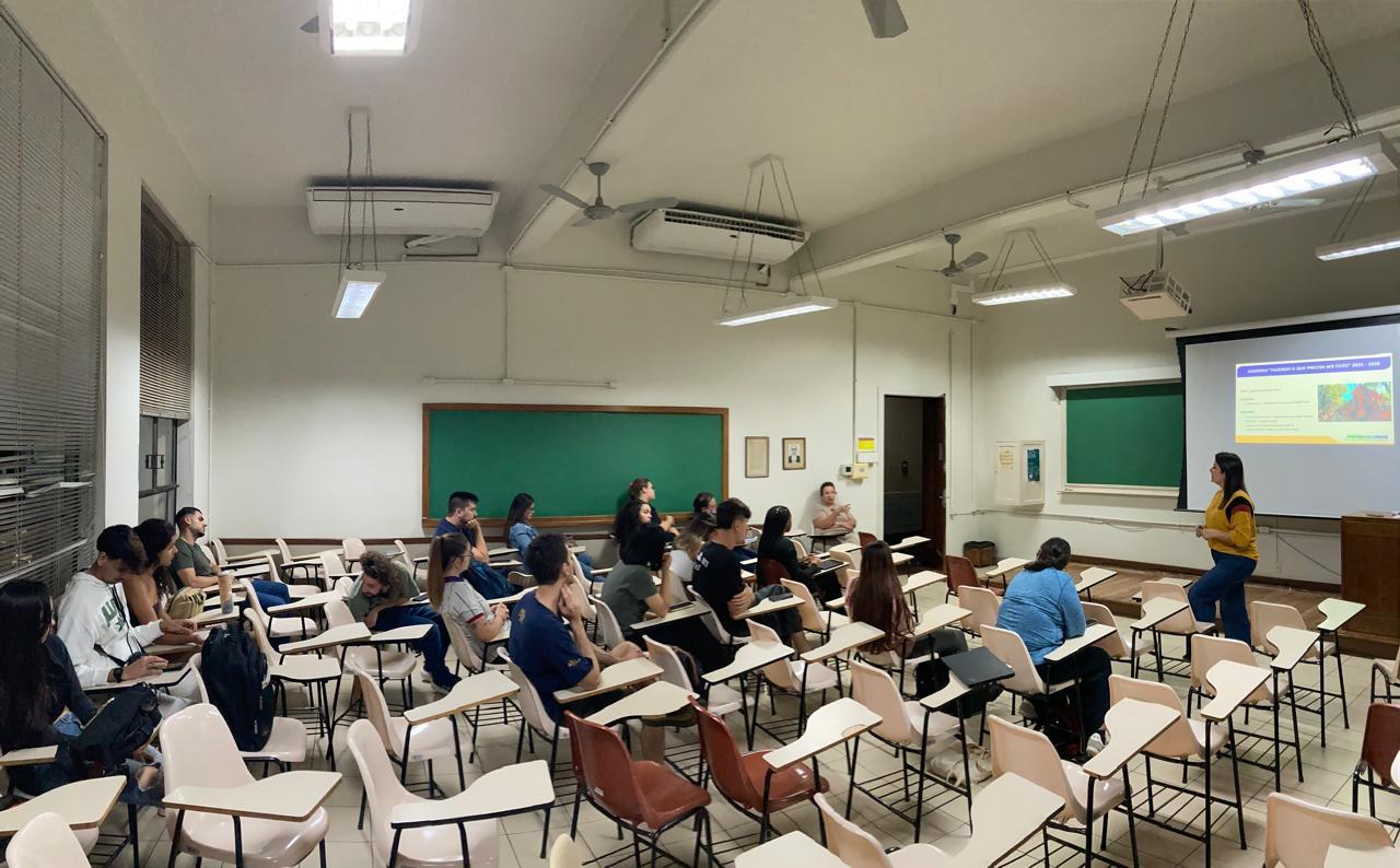 Secretária de Turismo ministra palestra sobre hospitalidade pública