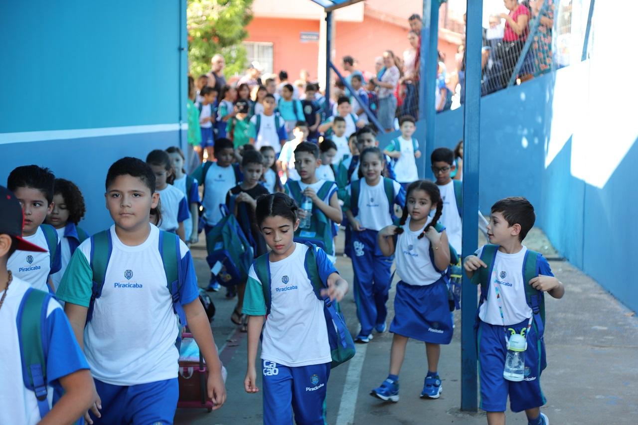 Prefeito Helinho determina abertura de licitação para aquisição de uniformes para alunos da Rede Municipal