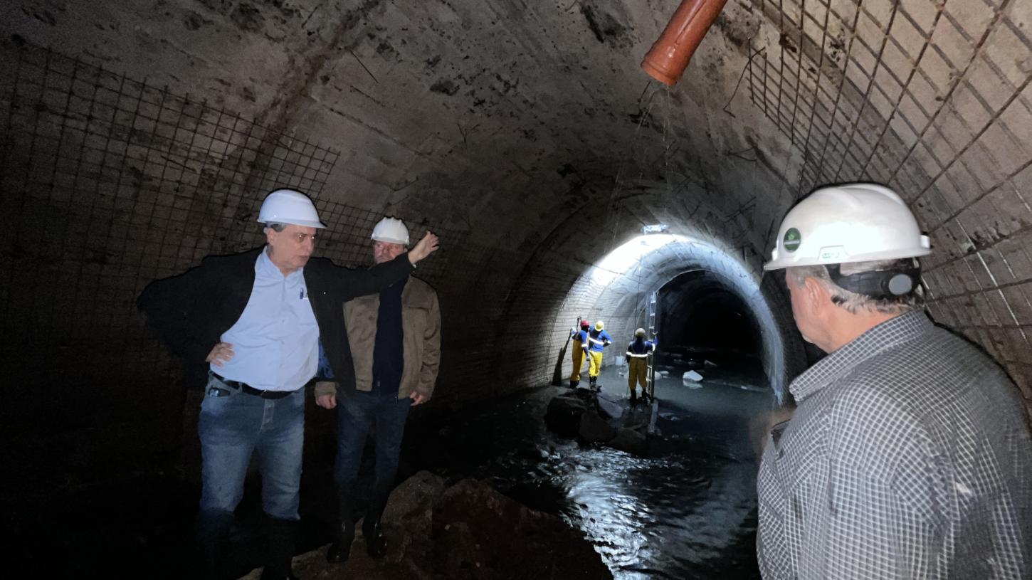 Prefeito e secretário visitam obras de reforço estrutural no córrego Itapeva
