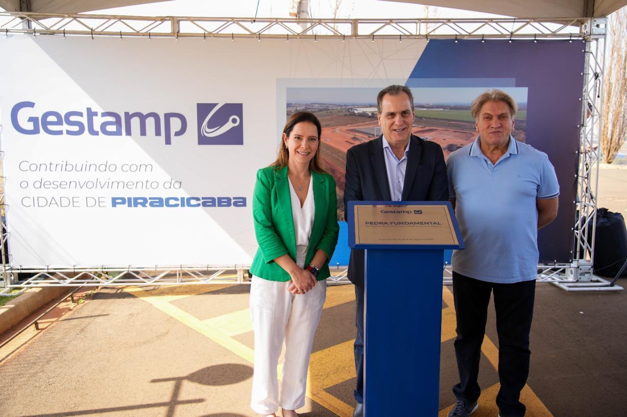 Prefeito Helinho Zanatta participa de lançamento da pedra fundamental de multinacional espanhola