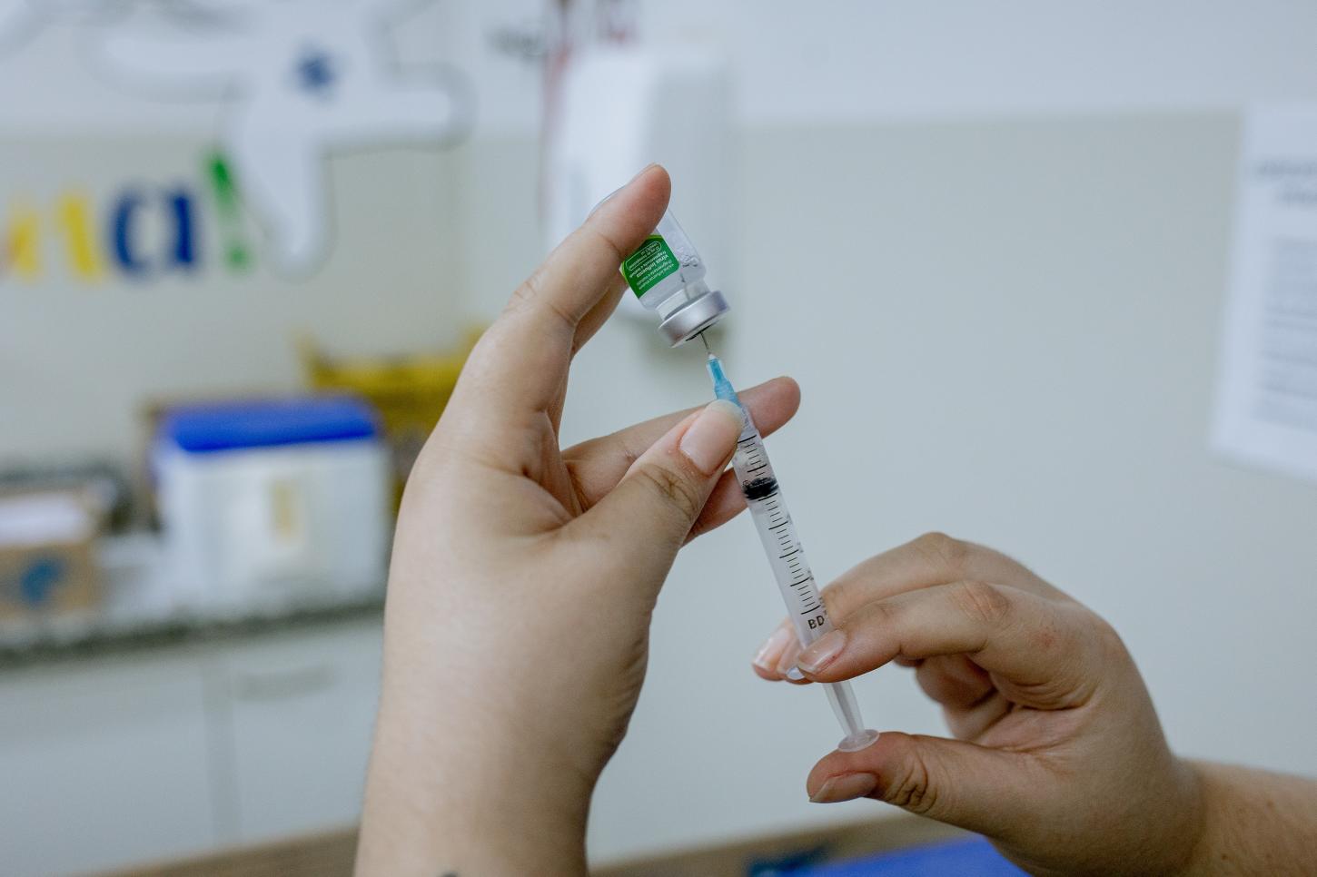 Saúde mantém vacinação contra gripe e febre amarela na UBS Centro à noite