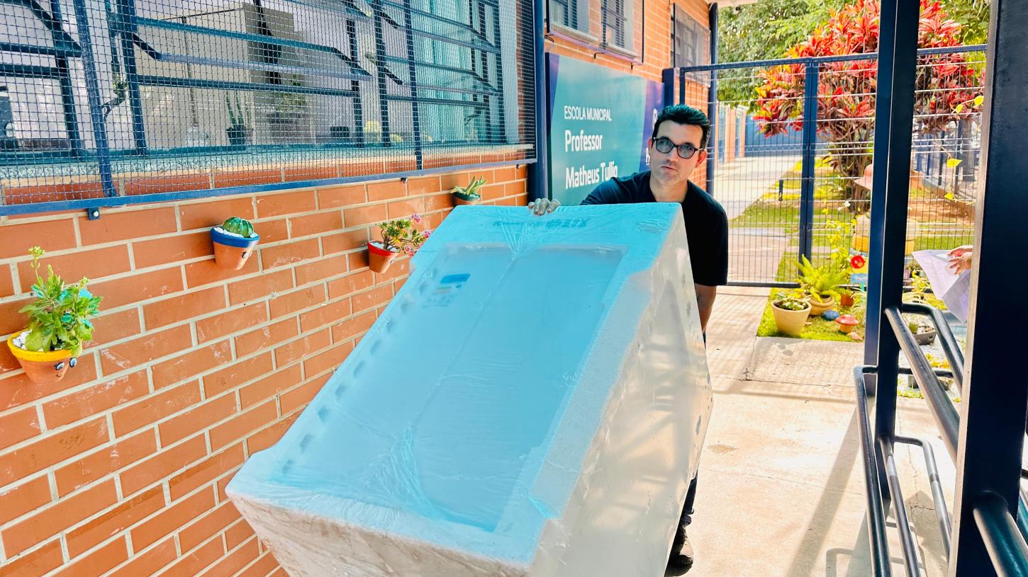 Secretaria de Educação entrega máquinas de lavar e tanquinhos para escolas municipais