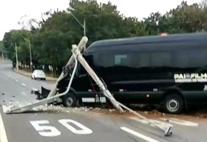 Van se perde e colide com o Poste