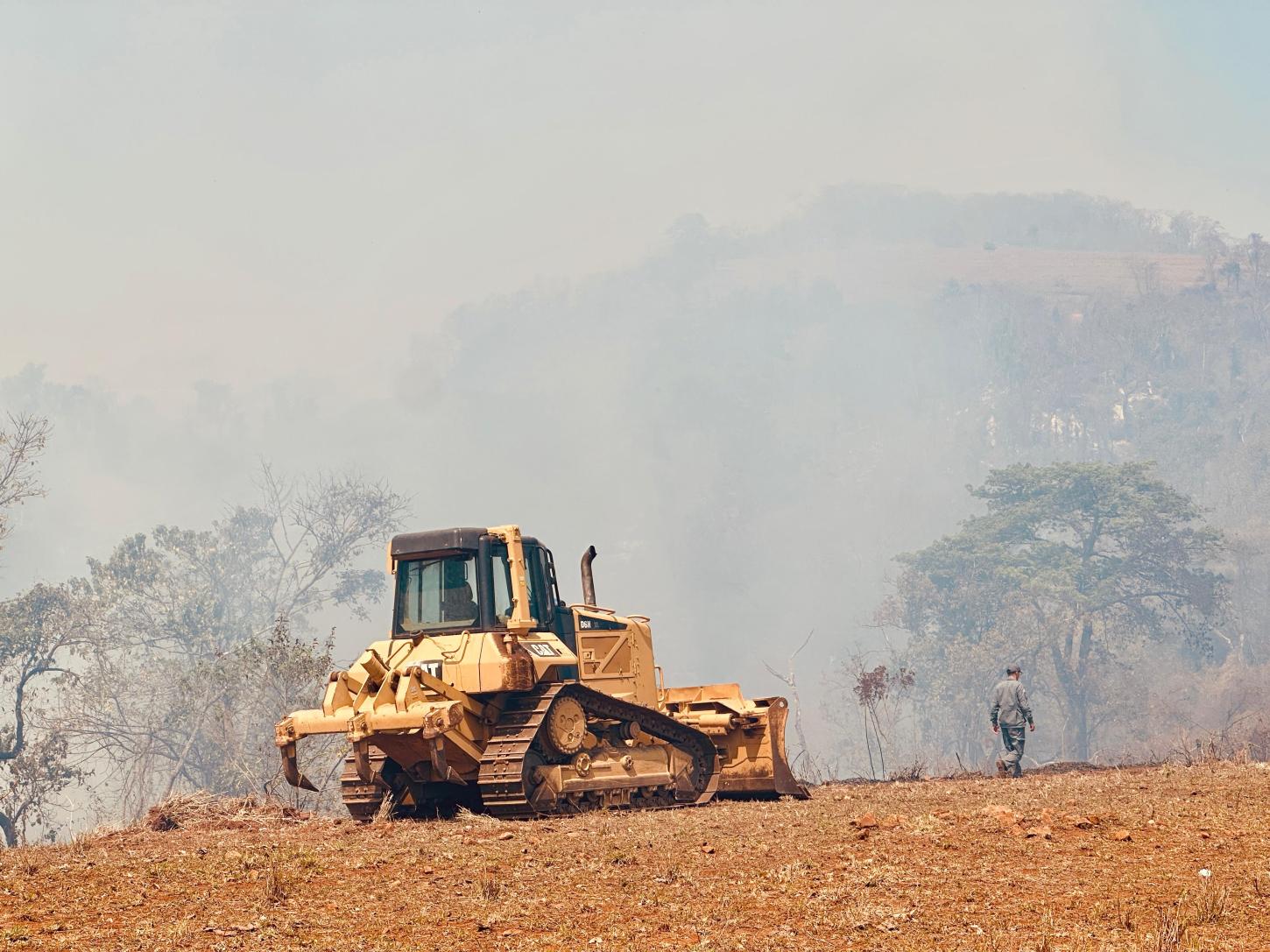 Força-tarefa combate incêndio no Monte Branco há uma semana; 50 hectares foram consumidos
