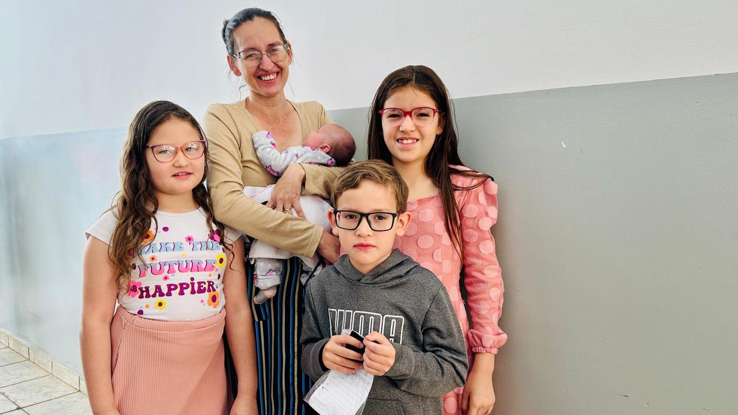 Mais de 80 alunos da EM Professor José Pousa de Toledo recebem óculos