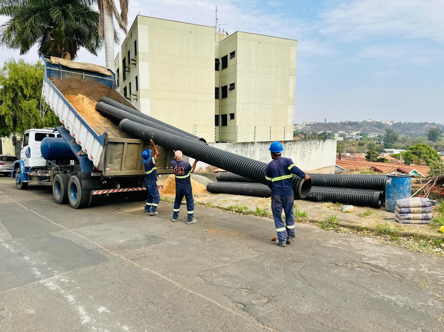 Prefeitura inicia serviços para recapeamento asfáltico na rua Dr. Lula, no Castelinho
