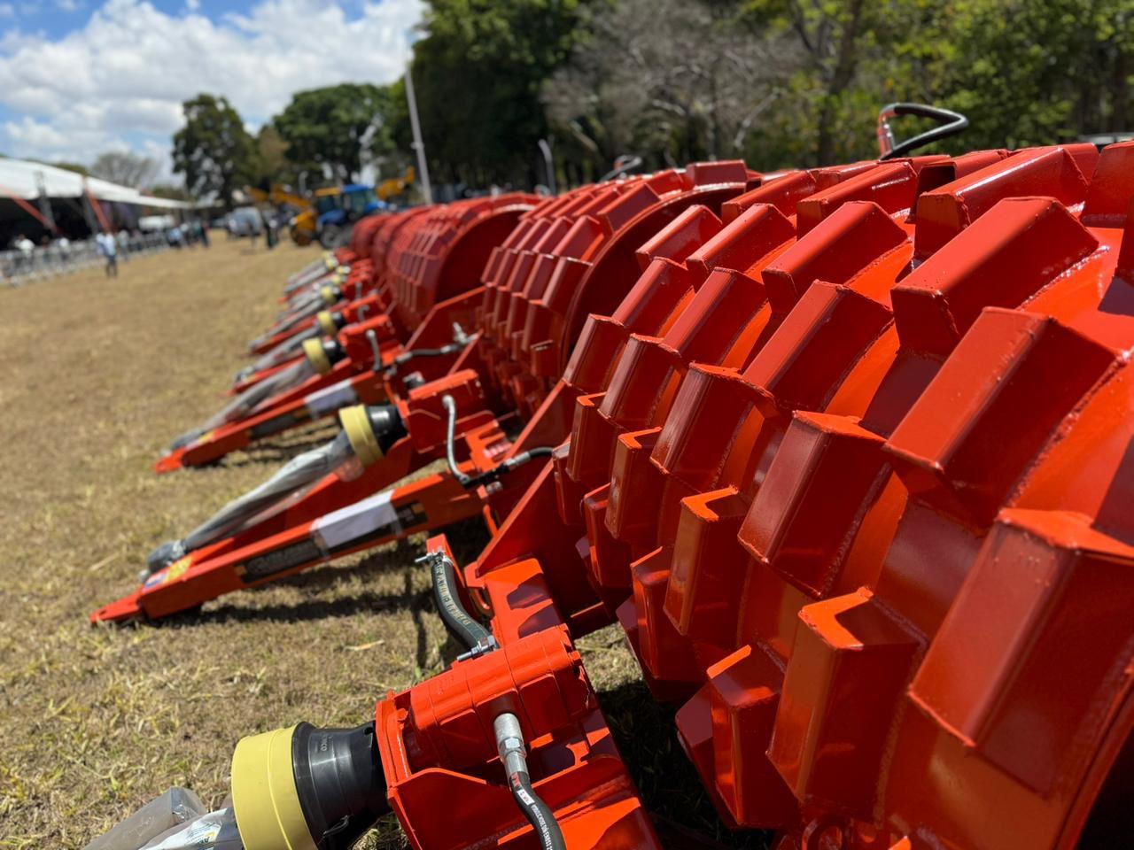 Prefeitura recebe do Estado novo rolo compactador para o Programa Patrulha Agrícola