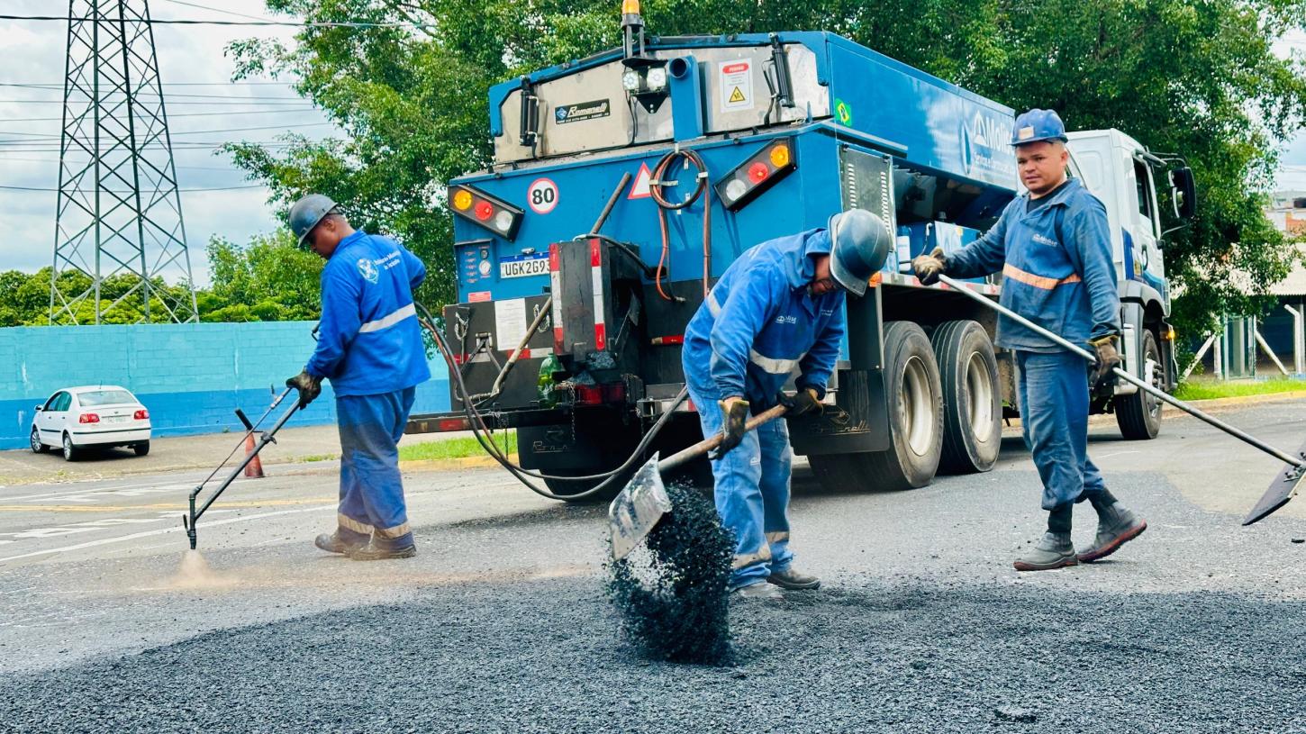 12 vias em sete bairros do município receberam operação tapa-buraco na última semana