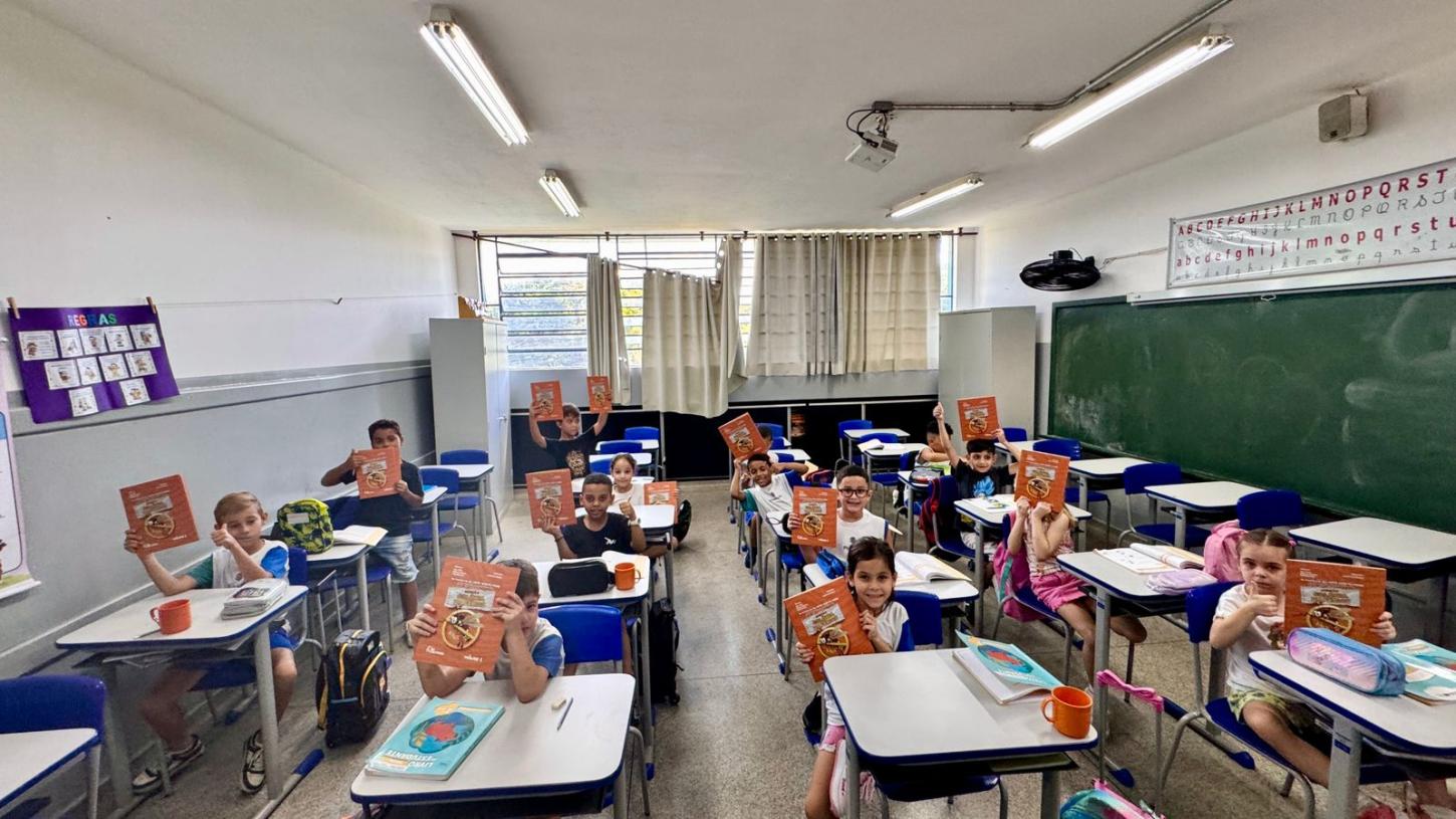 Alunos da rede municipal recebem livros para reforçar combate à dengue