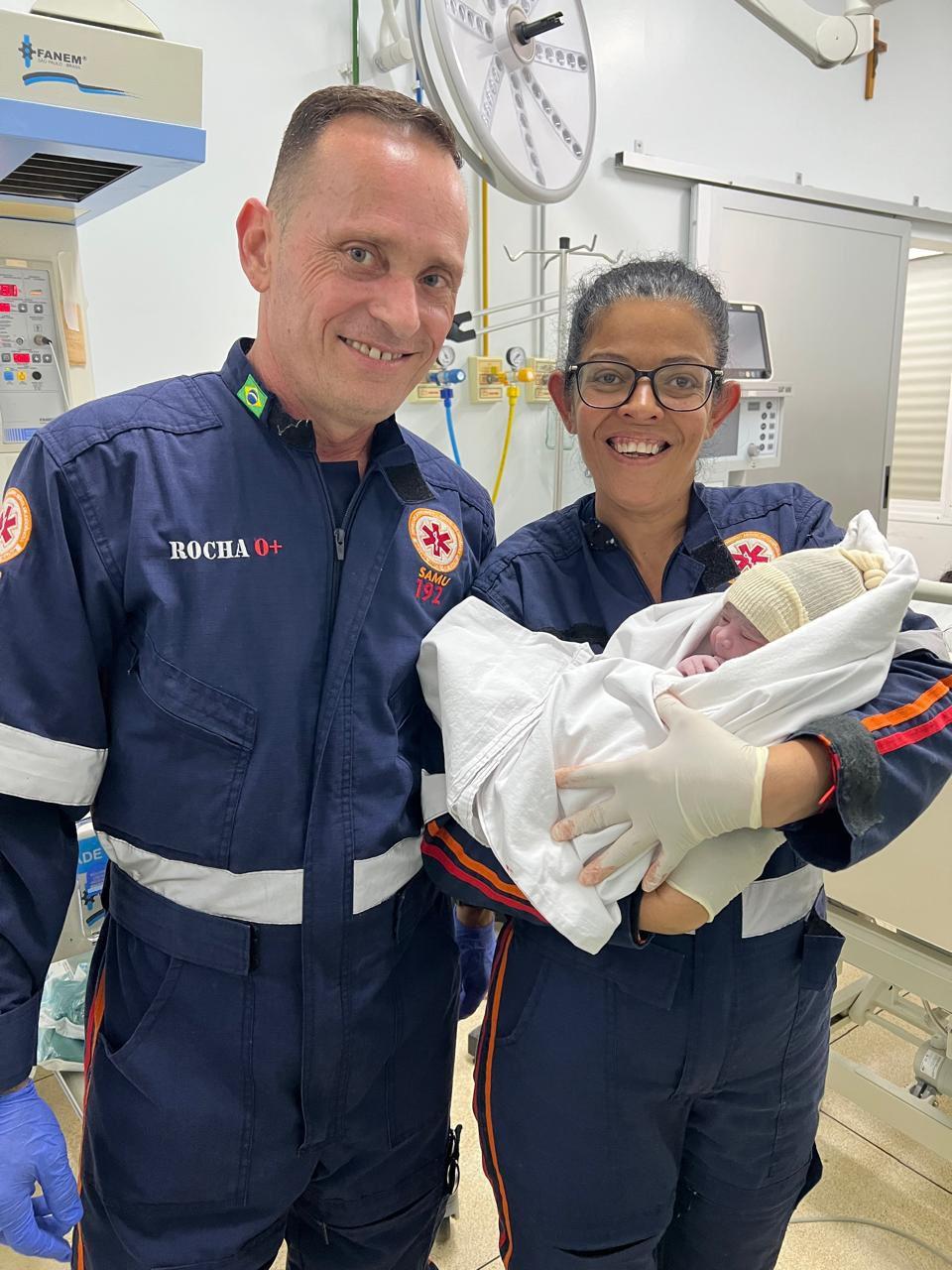 Com coragem e fé, mãe realiza parto sozinha em casa e emociona equipe do Samu