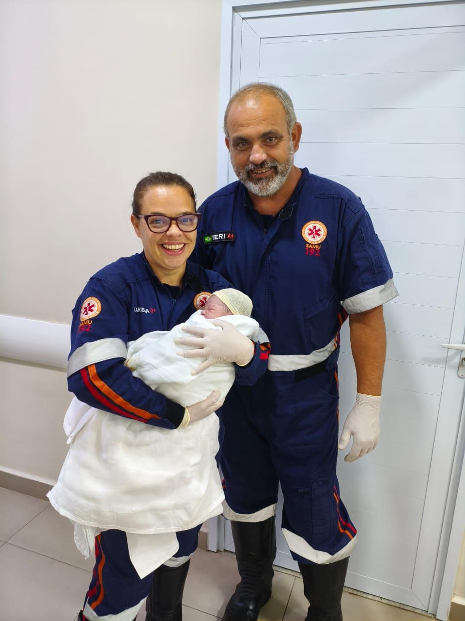  Com orientação do Samu, pai participa do nascimento do filho em casa