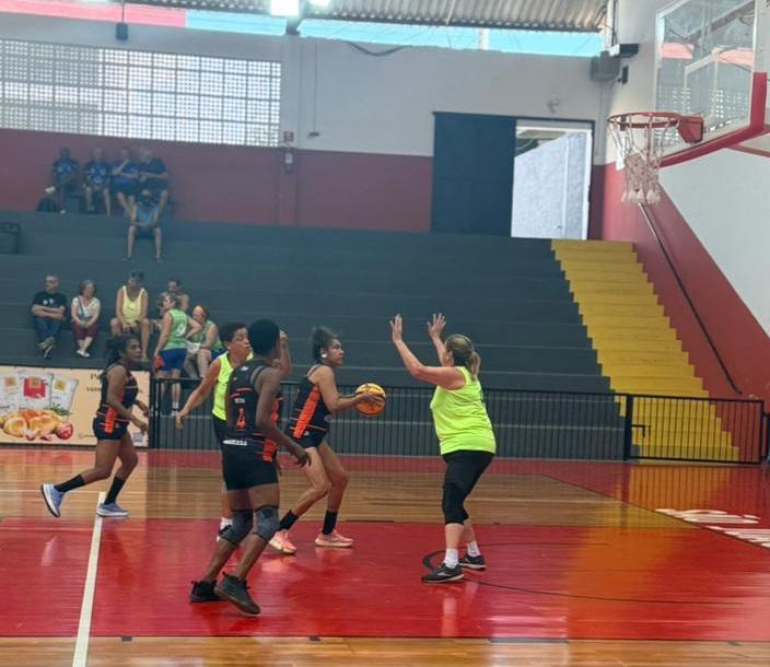 Festival de basquete 3x3 vai recrutar mulheres +45 para o Jomi   