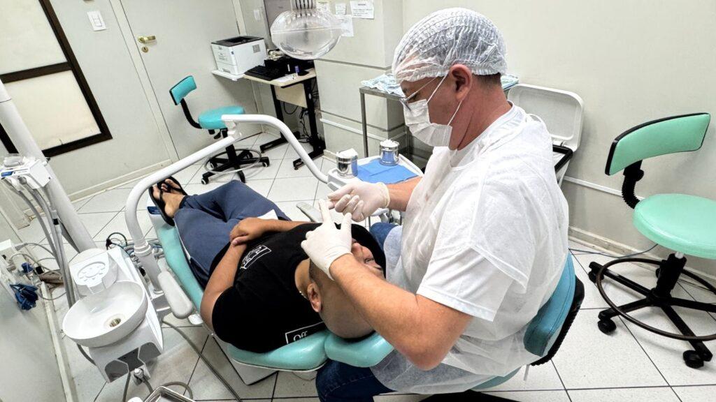 Limpeza de caixa d'água reforça segurança sanitária no Centro de Especialidades Odontológicas, o CEO