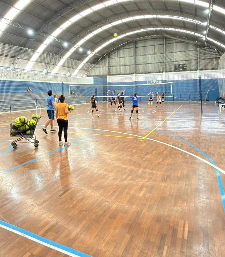 Prefeitura oferece aulas gratuitas de voleibol para iniciantes   