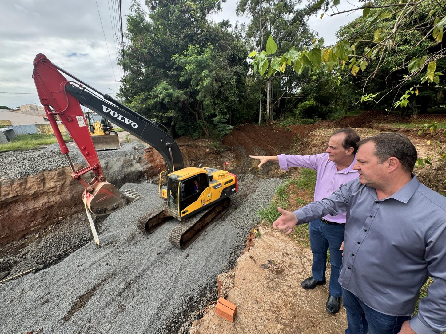 Prefeitura segue com obras de substituição de travessia sobre o córrego Água Branca