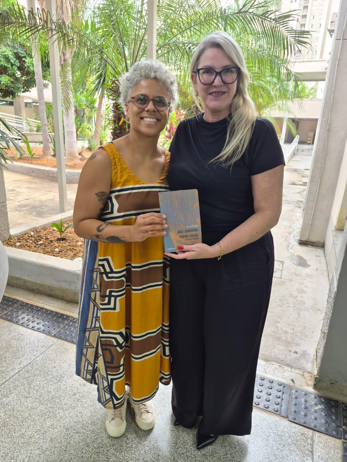 Rede municipal recebe livro que resgata jogos e brincadeiras da cultura trentino-tirolesa