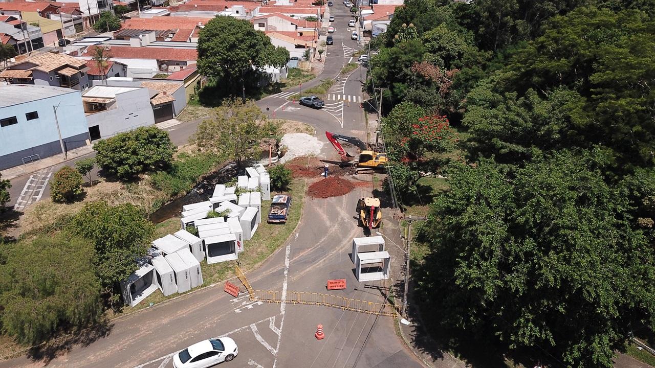 Rua João Francisco de Oliveira tem nova opção de desvio; local recebe obra de melhoria sobre córrego Água Branca