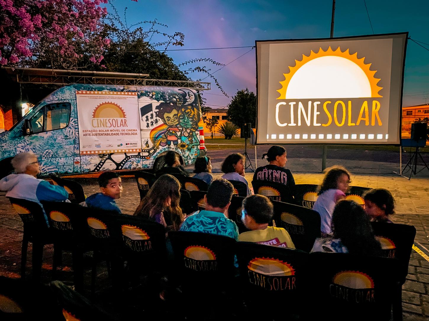 Varejão do Mário Dedini recebe cinema itinerante movido a energia solar