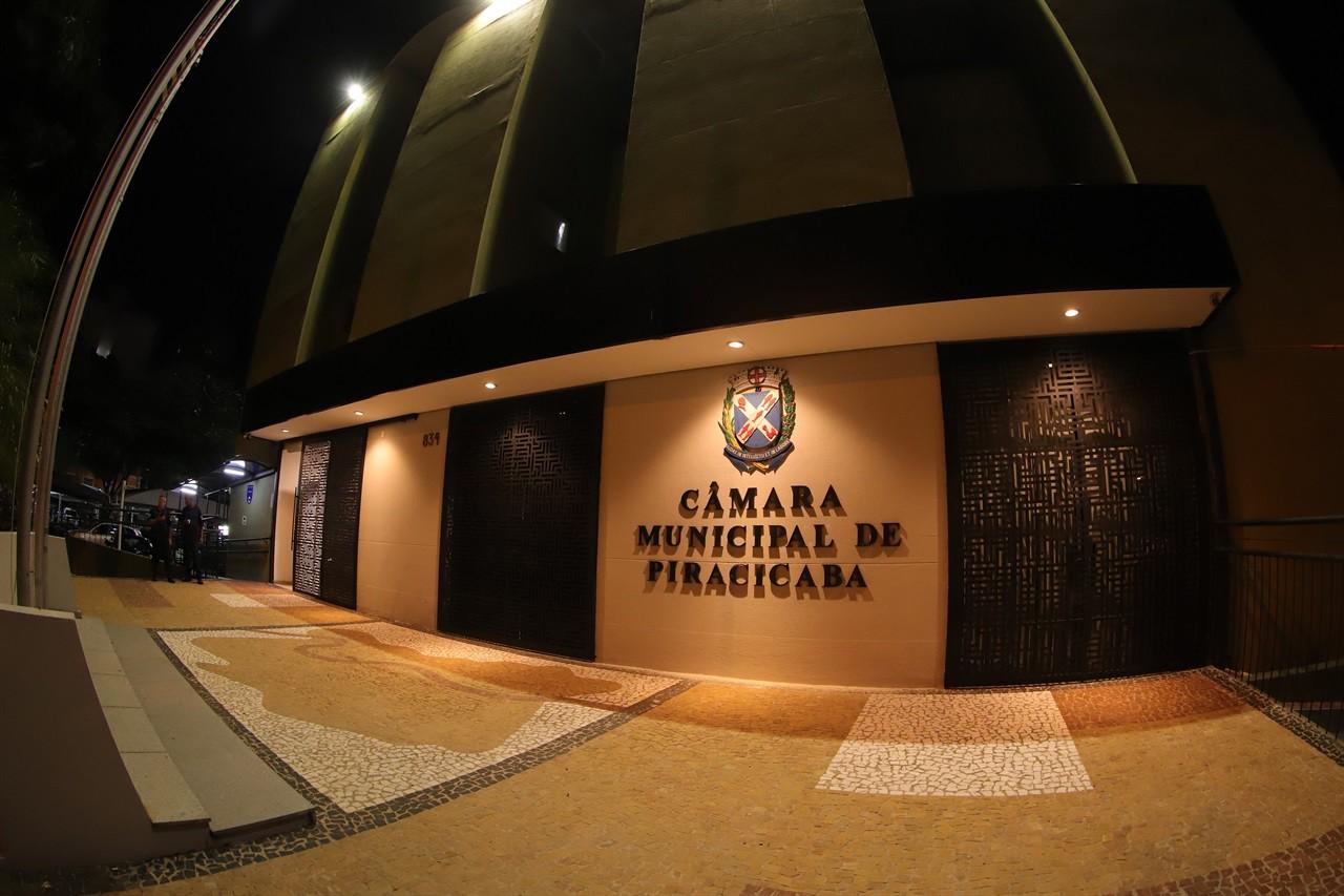 Câmara de Piracicaba debate melhorias na educação e cobra ações do Executivo