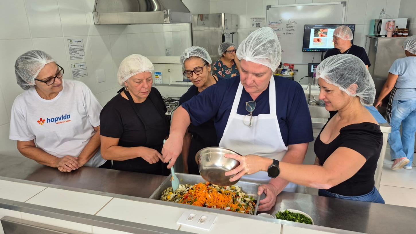 Cozinha Experimental conecta alimentação saudável, economia e geração de renda