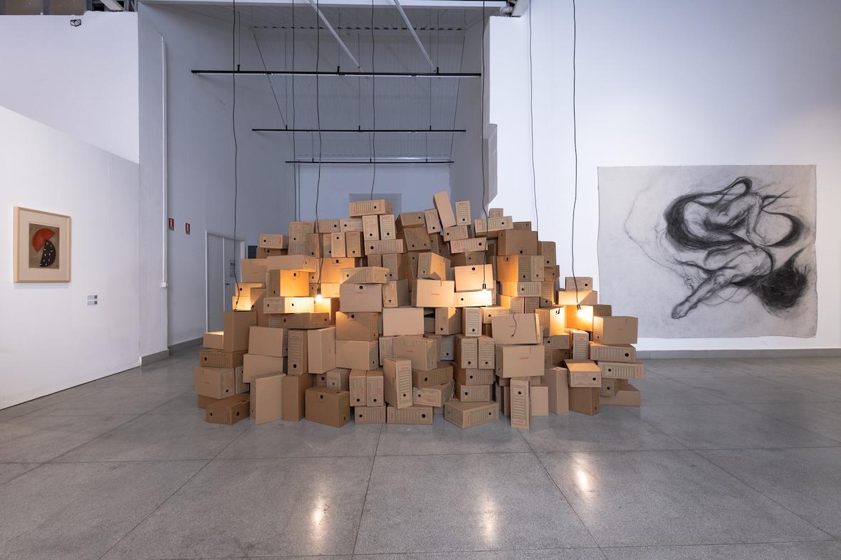 MAC Sorocaba promove oficina de Fabíola Chiminazzo a partir de mostra sobre memória, afeto e experiência