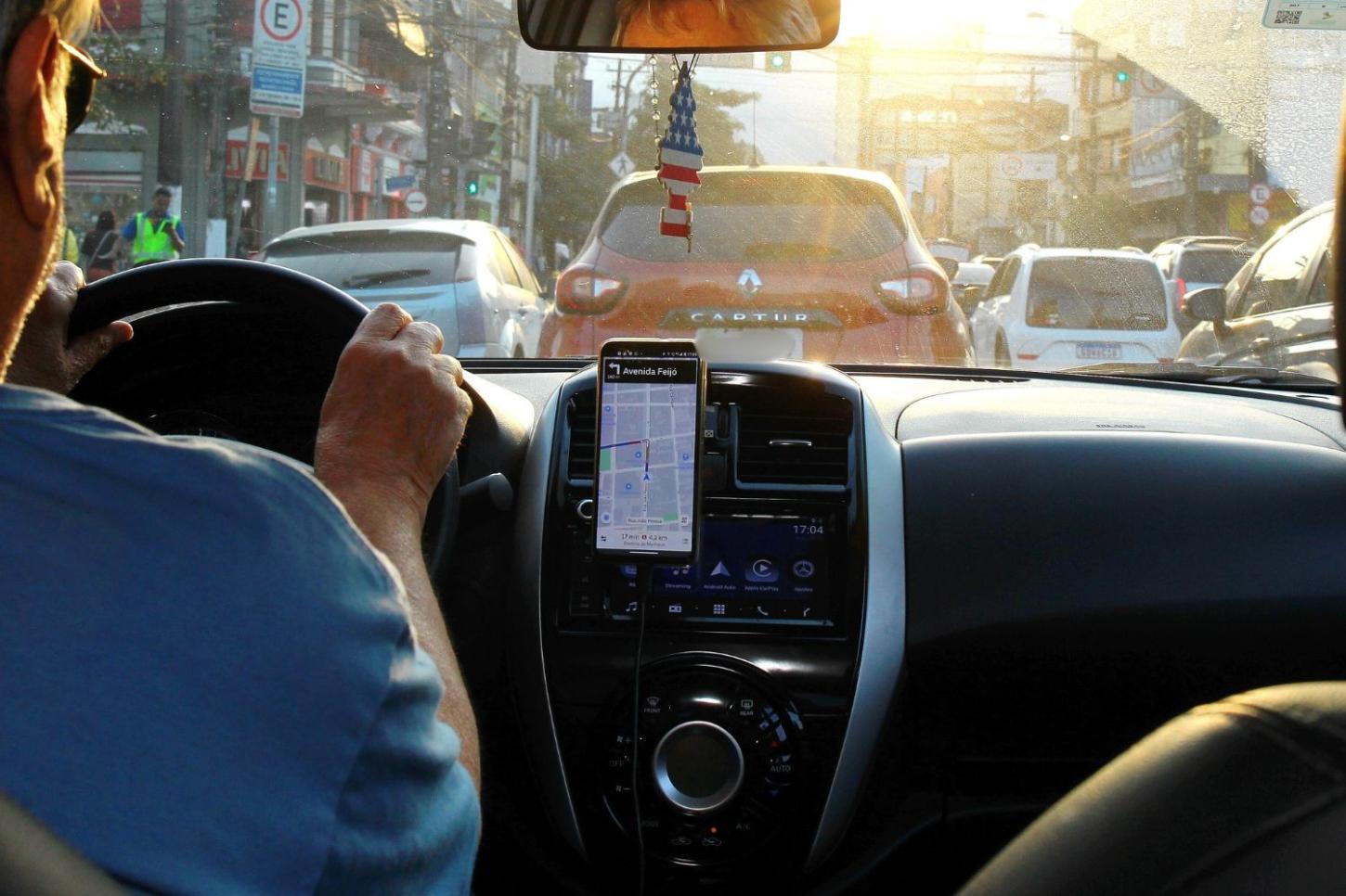 Motoristas de aplicativo: essenciais para a mobilidade, mas pressionados pelas plataformas