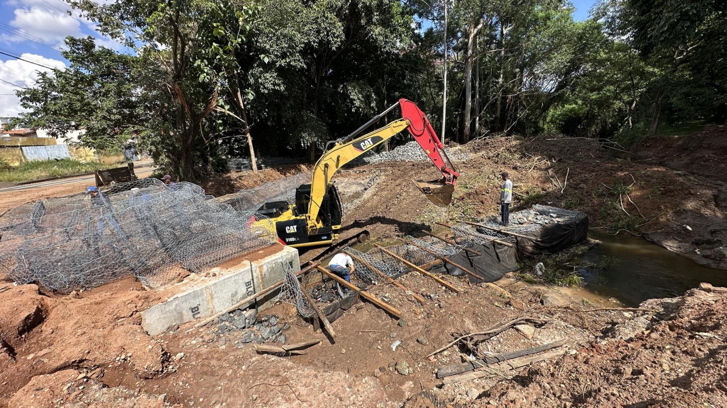 Obra vai facilitar travessia sobre o córrego Água Branca, no Parque 1º de Maio