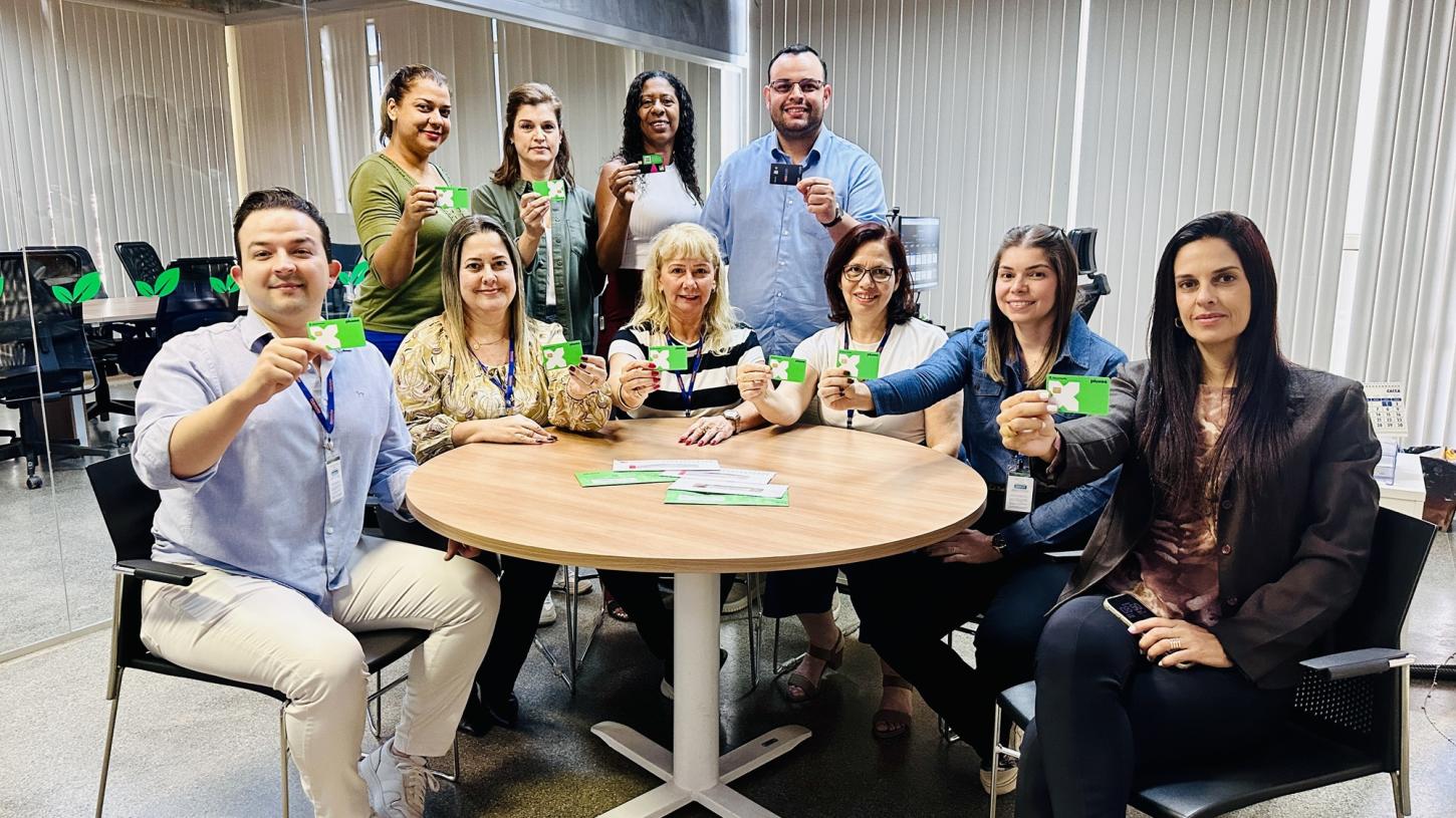 Prefeitura inicia entrega do novo cartão de vale-alimentação aos servidores