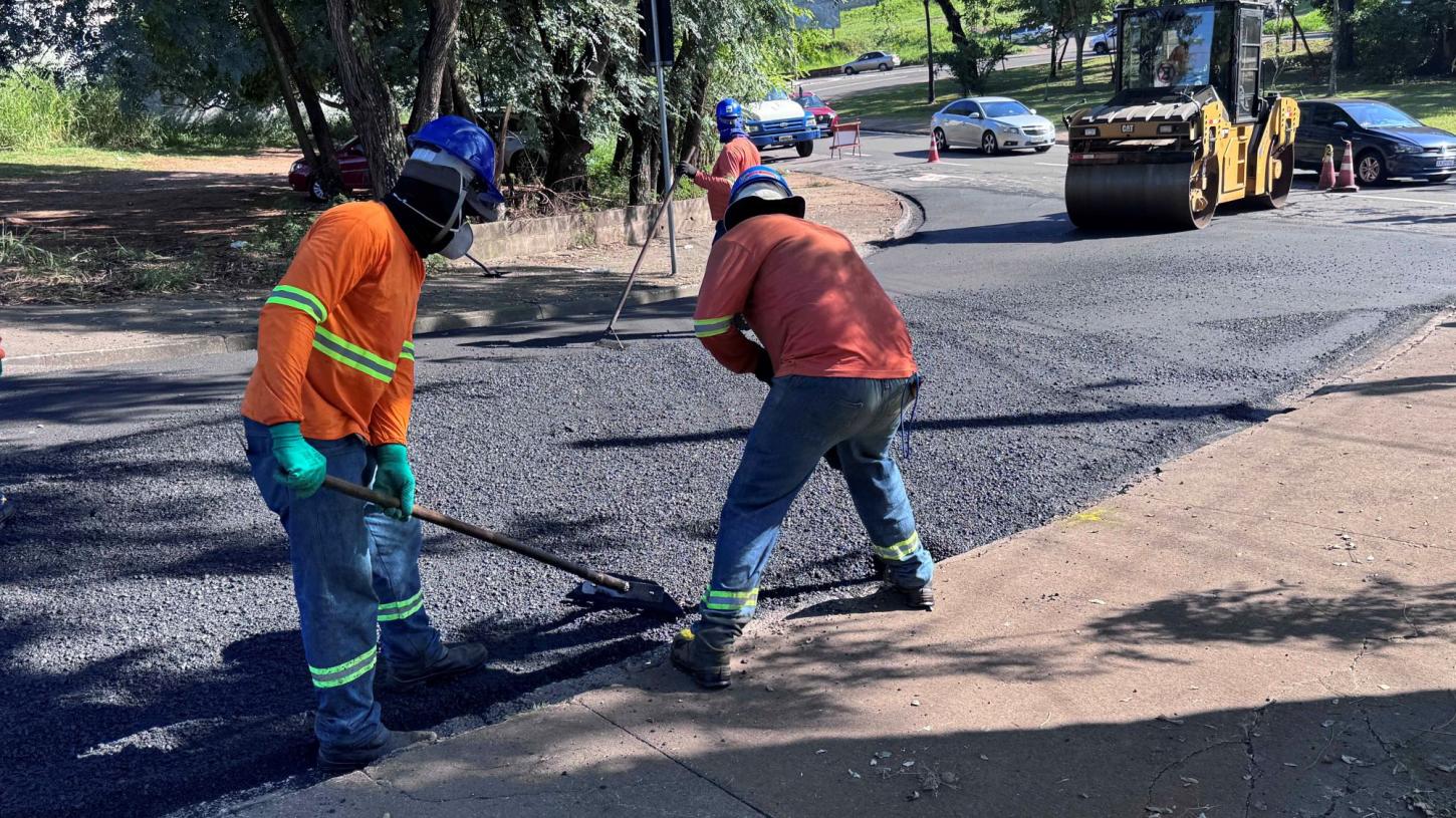 Rua Santa Catarina começa a receber novo asfalto