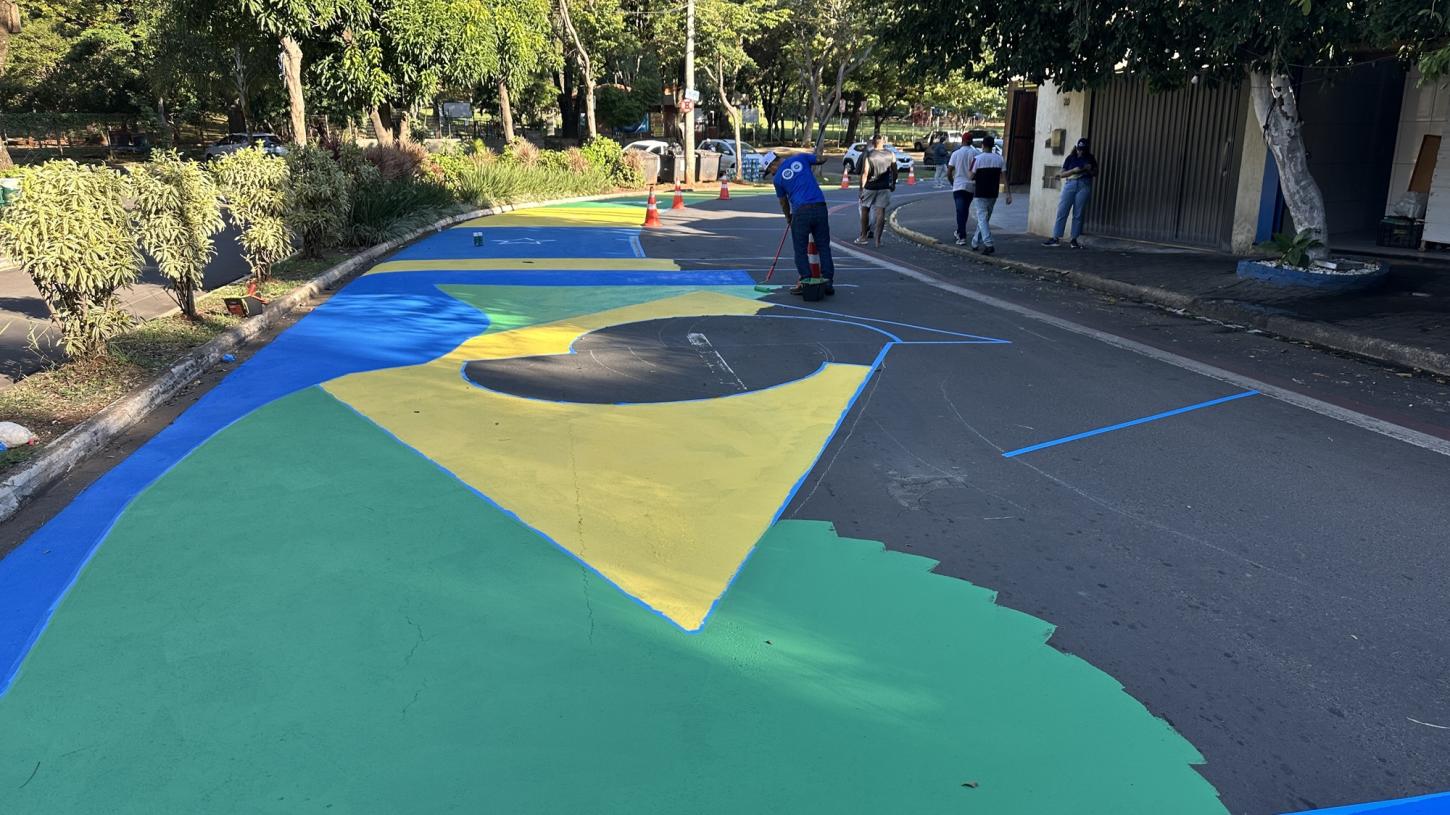 Avenida Alidor Pecorari recebe pintura de solo alusiva à Copa do Mundo