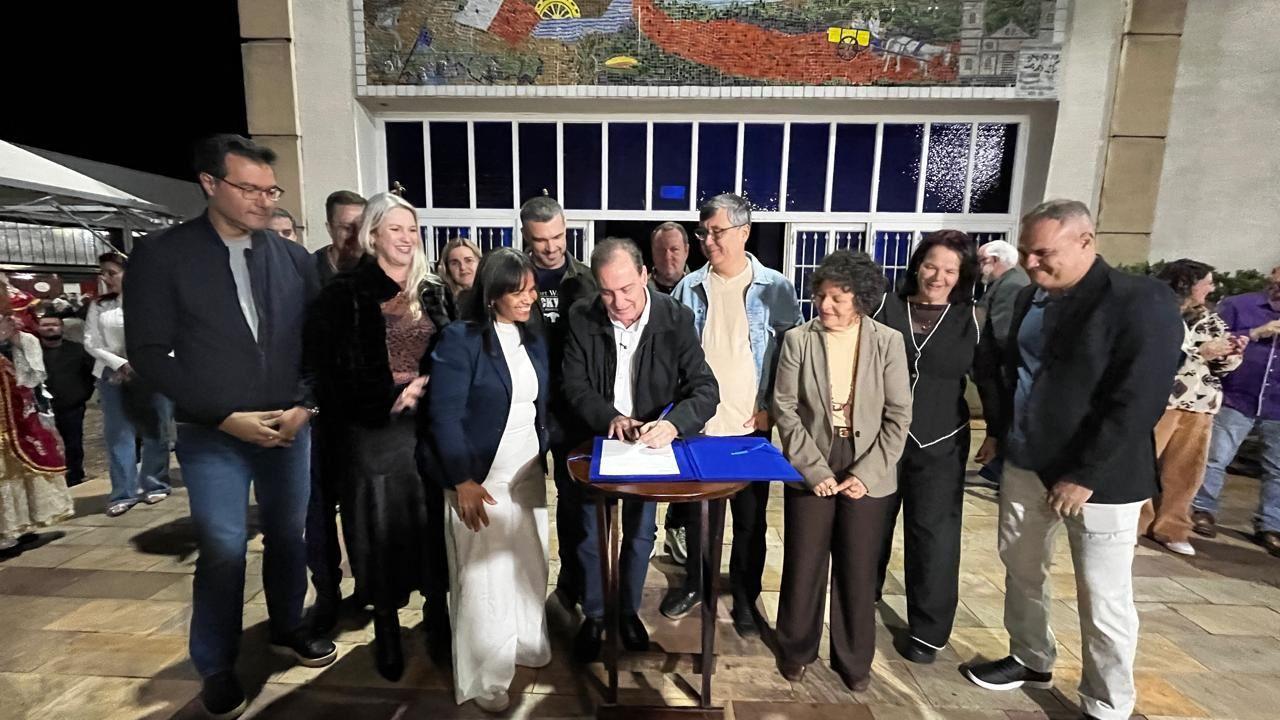  Prefeito Helinho Zanatta assina Ordem de Serviço para construção da nova escola de Santana