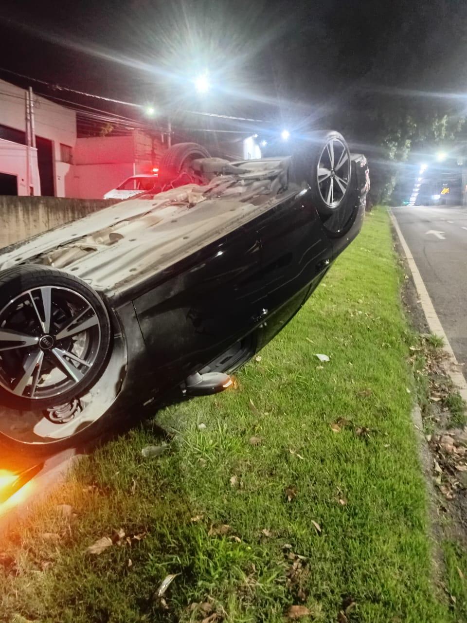Carro capota na alça de acesso da Av. Piracicamirim