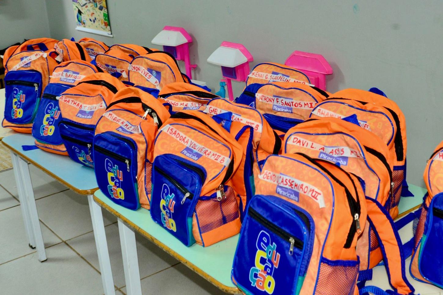 Distribuição de uniformes continua nas escolas municipais