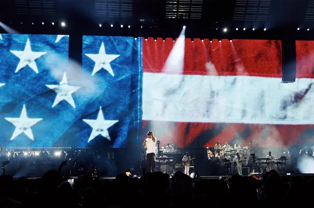 Jay-Z faz Rihanna subir ao palco em show, e artista brinca: 'Estou meio enferrujada'