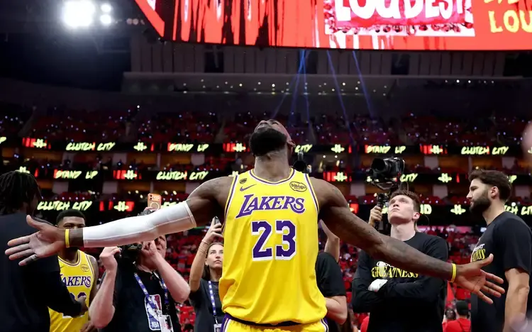 LeBron James escolhe o 76ers para buscar último título da carreira