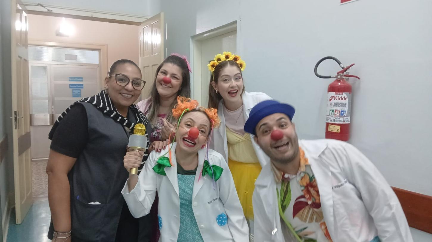 Cai-pira Palhaços leva alegria e humanização aos pacientes da Santa Casa