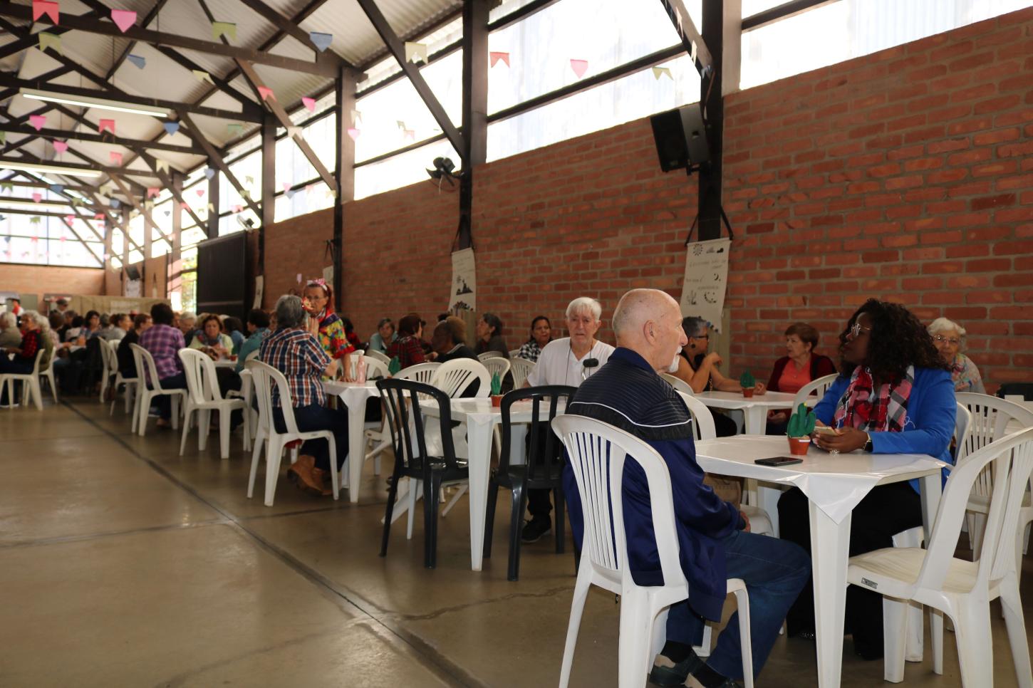 Baile, exposição, caminhada e oficinas celebram Mês do Idoso