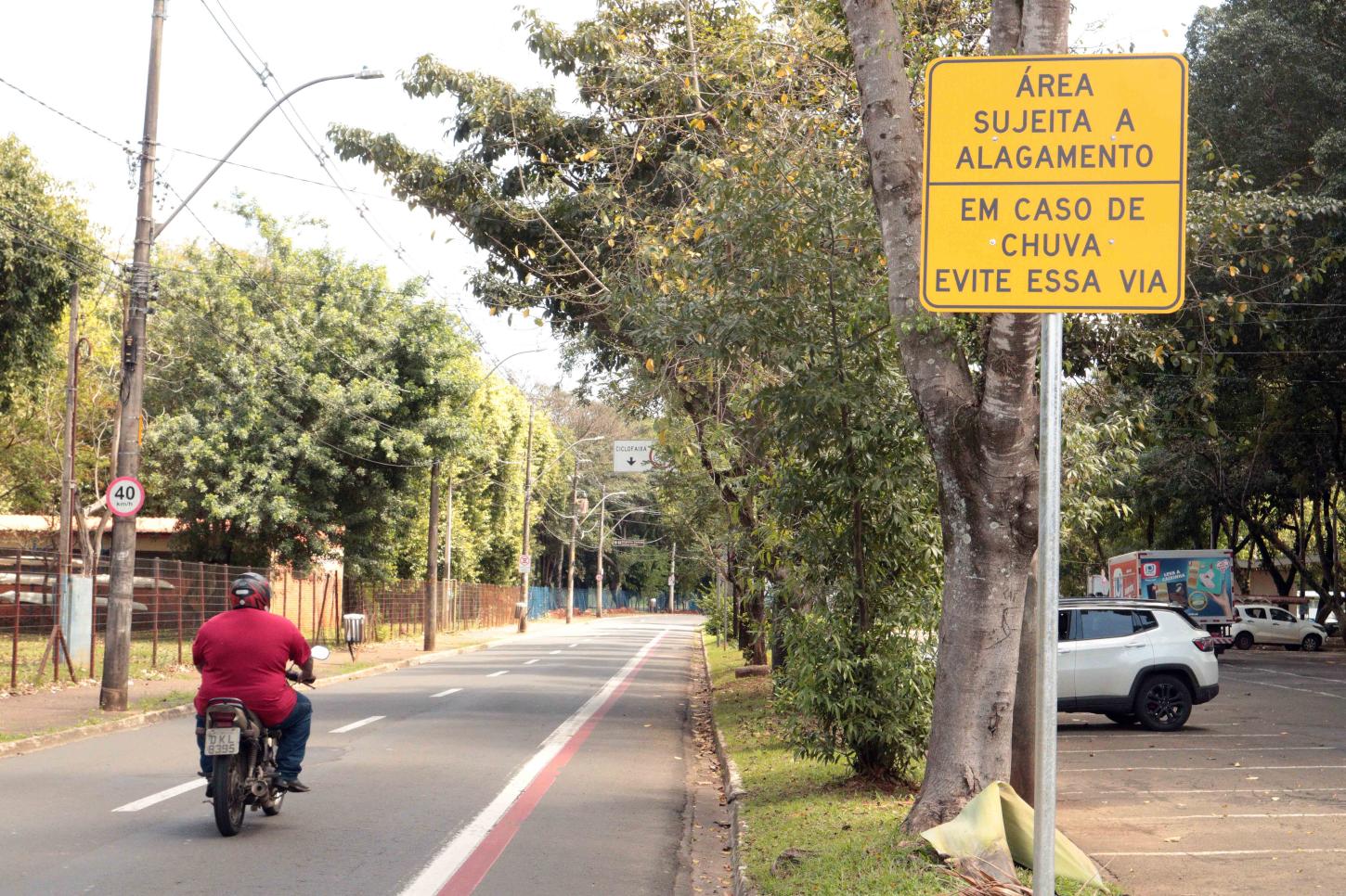 Prefeitura instala placas de advertência em áreas com risco de alagamento