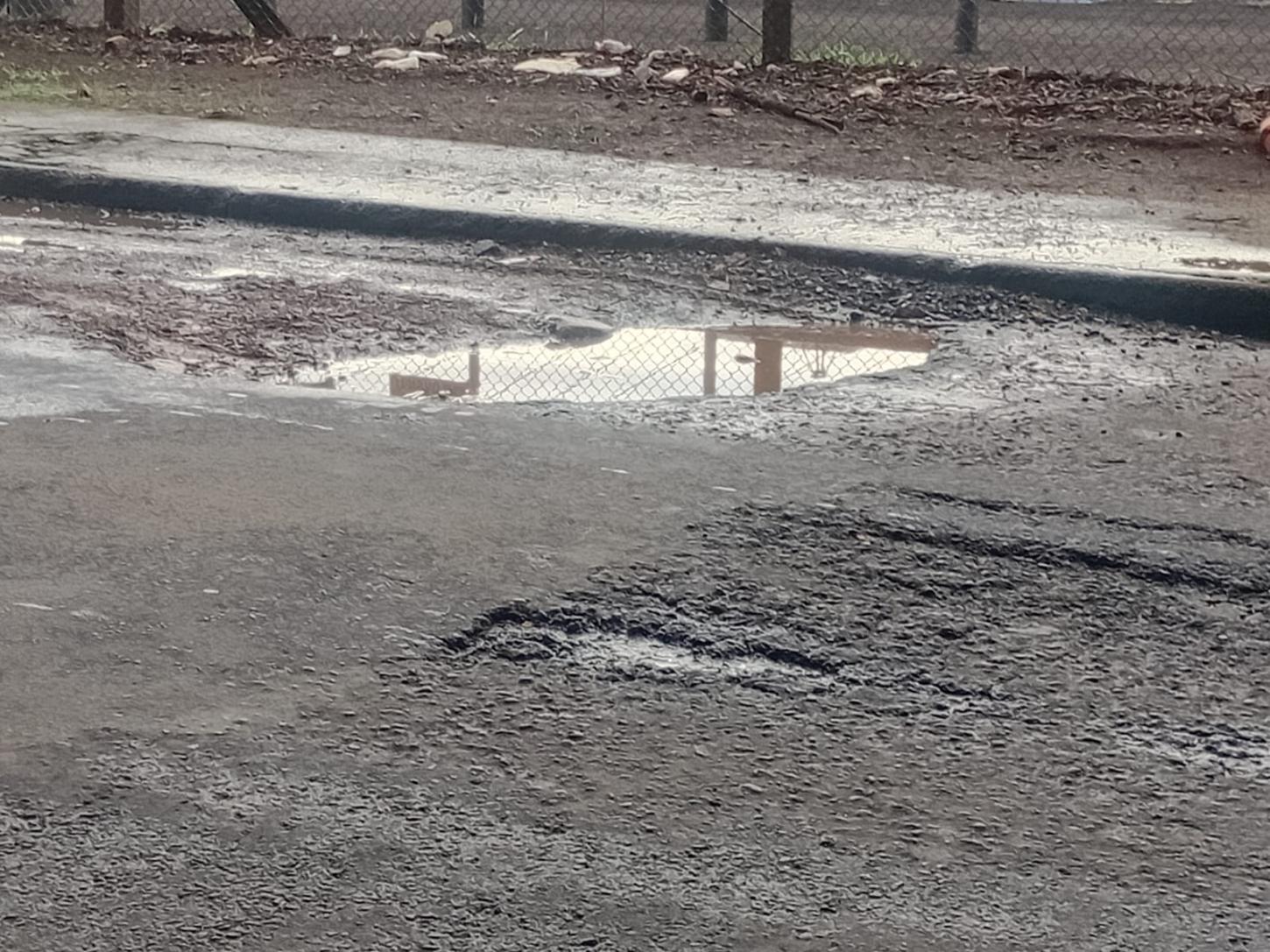 Buraco completa dois meses na Avenida Genoveva Nasato Formaggio e preocupa moradores no Nova Iguaçu