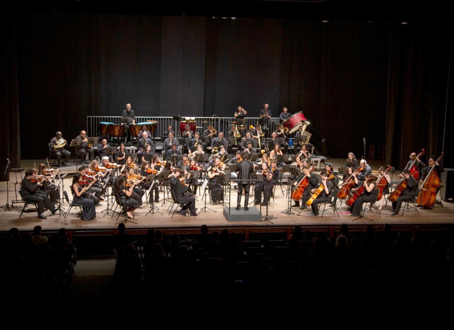 Concerto MPB Sinfônico da OEP terá participação de Júlia Simões e banda